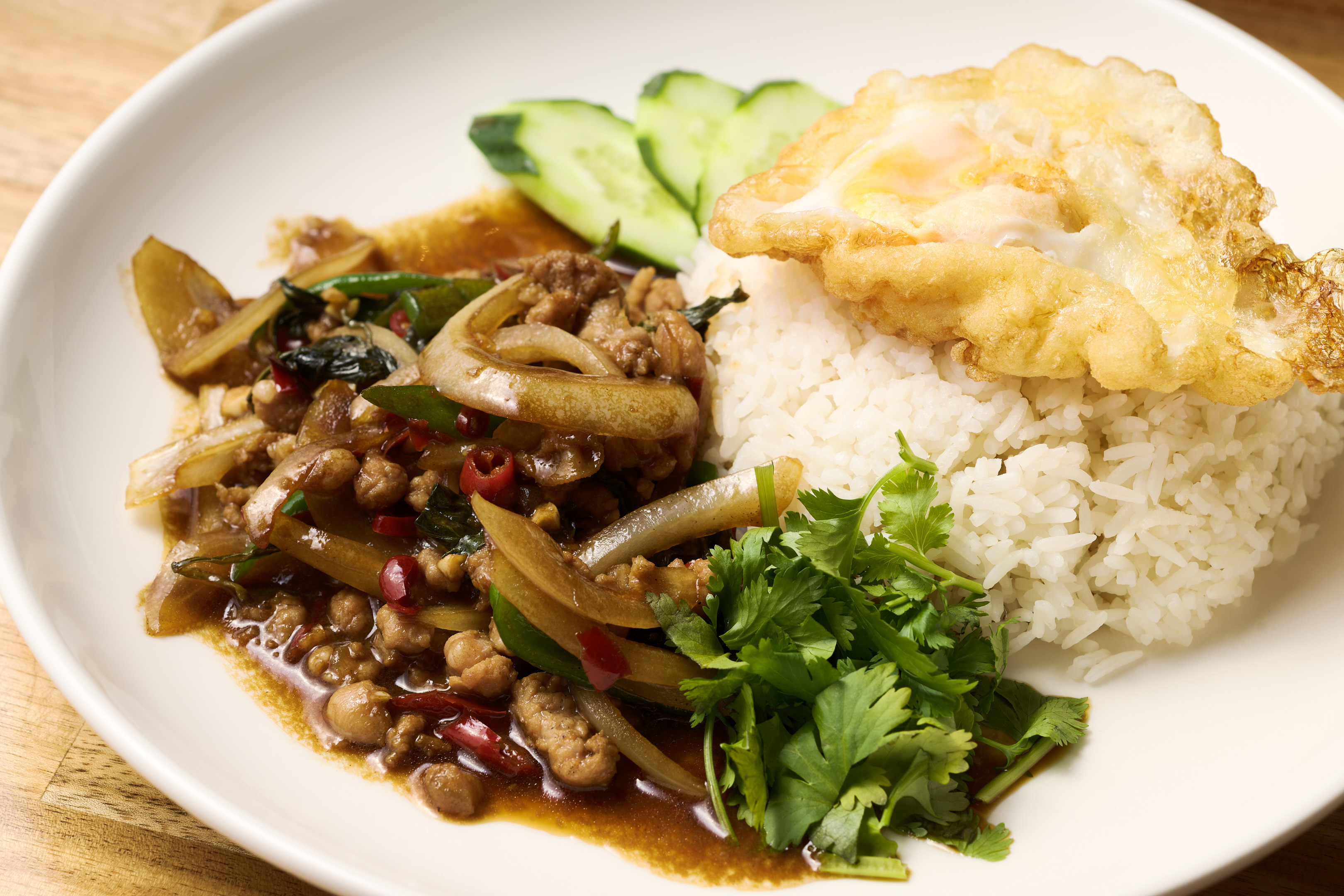 タイ料理定番''ガパオライス''がオススメです！